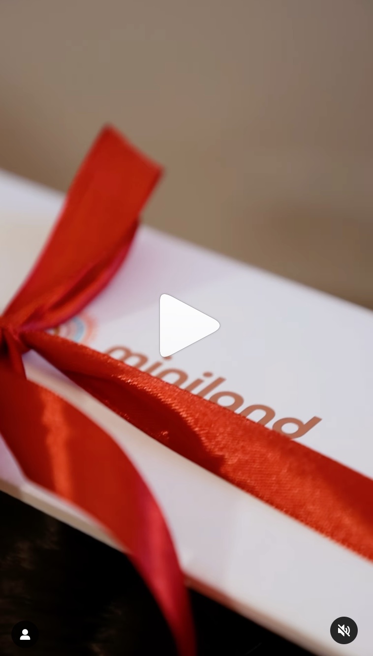 Il video reel con le idee regalo Miniland per Natale realizzato da FattoreMamma