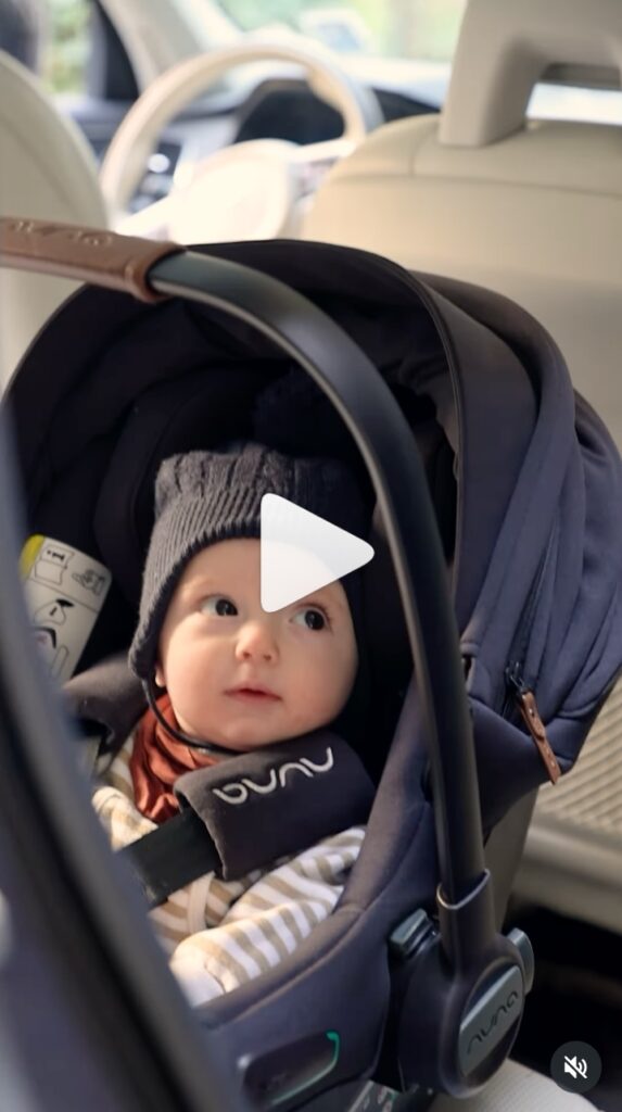 bimbo piccolo accomodato sul passeggino Nuna spinto dalla mamma