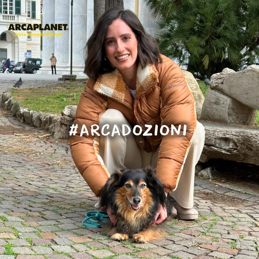 Un pet parent ritratto con il suo cane adottato da un rifugio per raccontare il format #arcadozioni