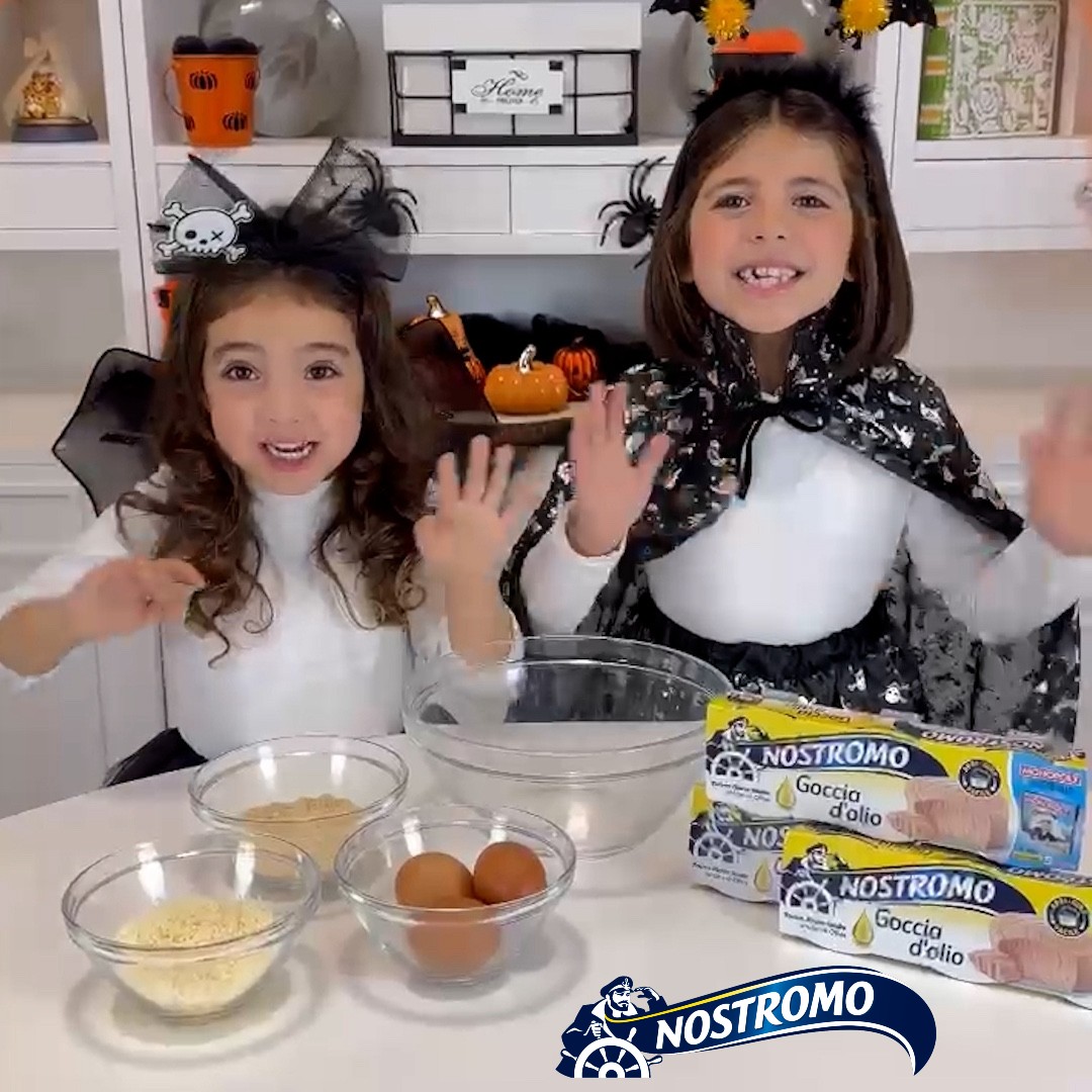 Bambine che preparano una ricetta con il tonno Nostromo per Halloween