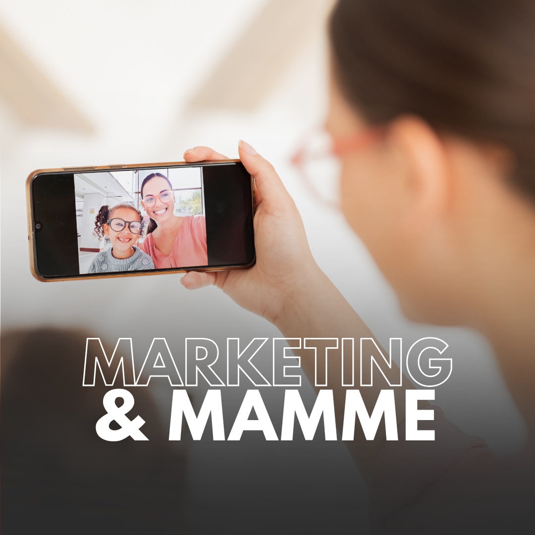 immagine di una mamma che si riprende con il telefono insieme a sua figlia